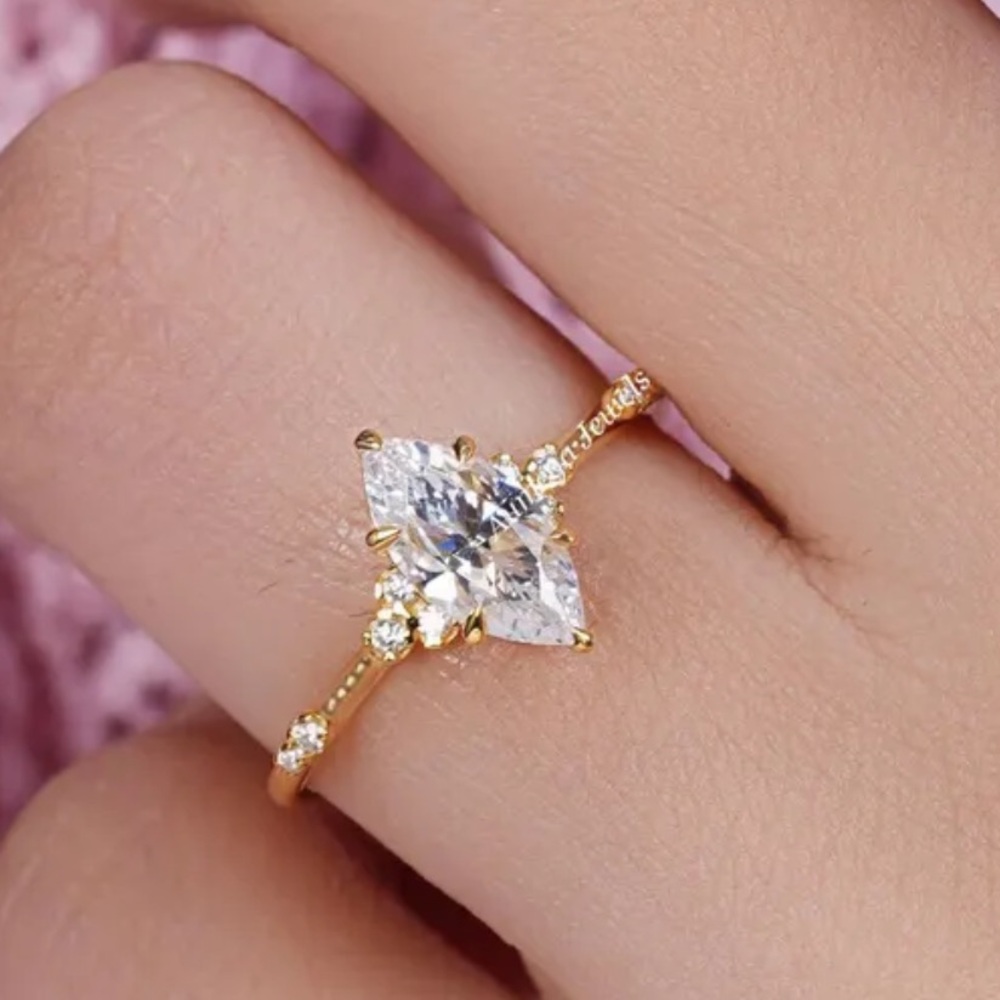 Elegant Luxury Female White Zircon Stone Engagement Rings Gold Tone Size 8 (R63)